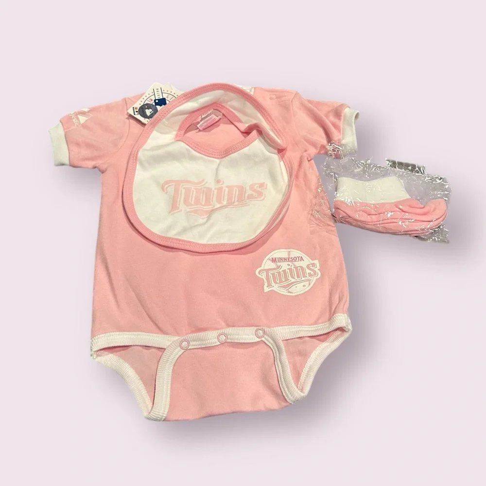 NWT Minnesota Twins Baseball Pink Baby Onesie Set w/Bib and Booties 12 Months